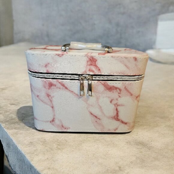 Makeup Train bundled with Makeup & Skincare - Picture 3 of 5